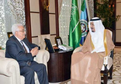 العاهل السعودي، الملك سلمان بن عبد العزيز،  مع رئيس السلطة الفلسطينية محمود عباس